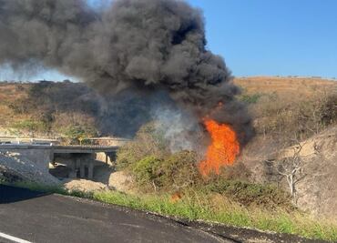 Controlan incendio en ducto de Pemex de la refinería de Salina Cruz, Oaxaca; explosión fue por intento de huachicol