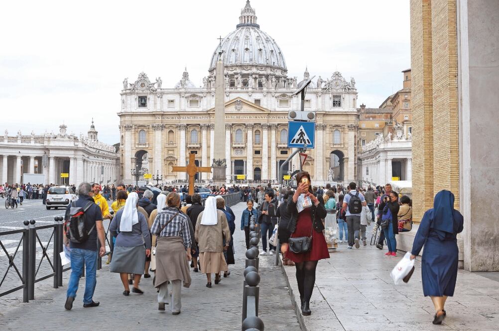 Fieles y turistas, ayer en la Plaza de San Pedro, en el Vaticano. El papa Francisco divulgó un tratado de 260 páginas llamado Amoris Laetitia. ALESSANDRO BIANCHI. REUTERS