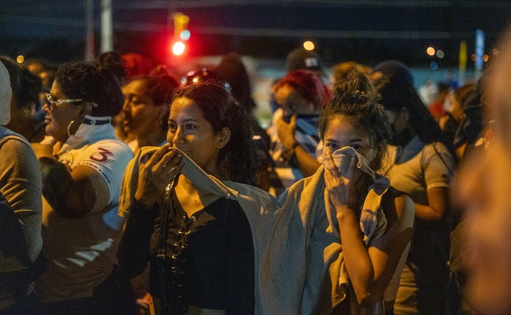 Familiares de detenidos se reúnen en los alrededores de la Cárcel Regional en Guayaquil, Ecuador, donde este miércoles se suscitó un nuevo motín por parte de los presos, que durante unas horas se apoderaron de la prisión y protagonizaron disturbios. Foto: EFE/Mauricio Torres
