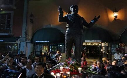 Mexicans say 'adiós' to beloved singer Juan Gabriel 