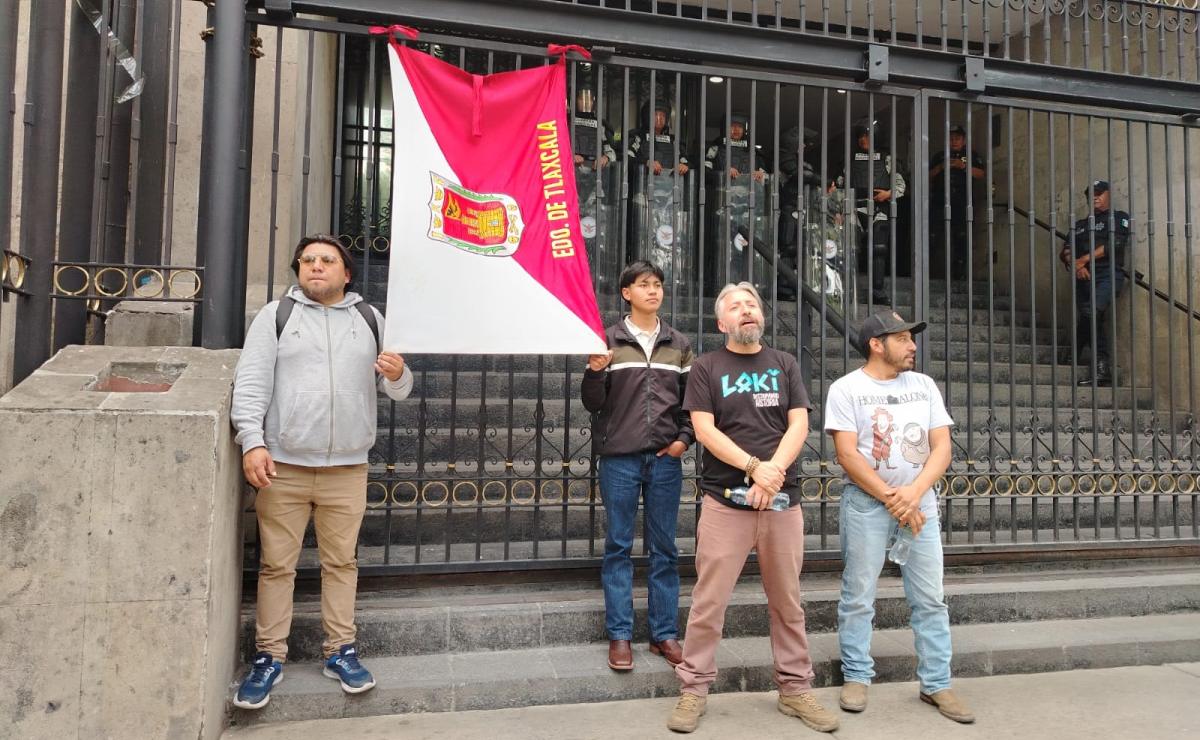 Resgardan Segob 

Cierran accesos con cadenas y candados ante protesta de agricultores que exigen ser atendidos por el gobierno federal.