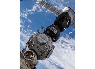 Tras una misión de 195 días, la nave rusa Soyuz MS-21 vuelve a la Tierra