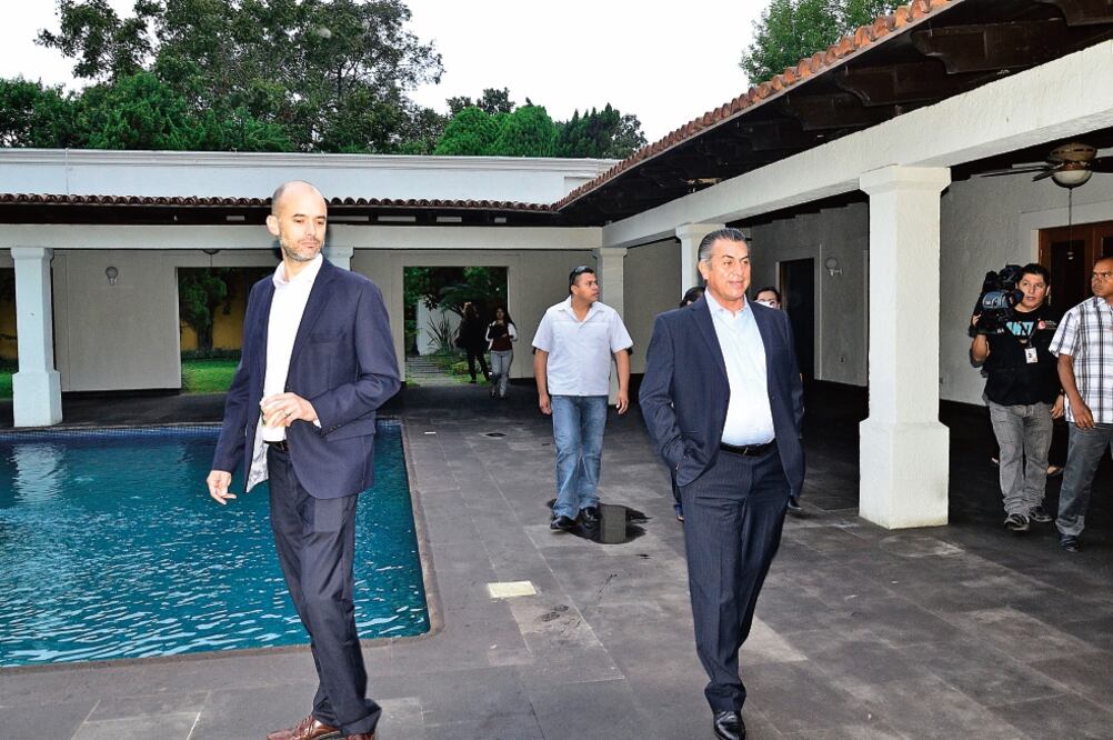 El mandatario estatal durante el recorrido por la lujosa finca que cuenta con una alberca, jardín y hasta helipuerto (RODOLFO GONZÁLEZ)