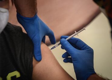 Refuerzo de vacuna antiCovid. ¿Cómo es en otros países?