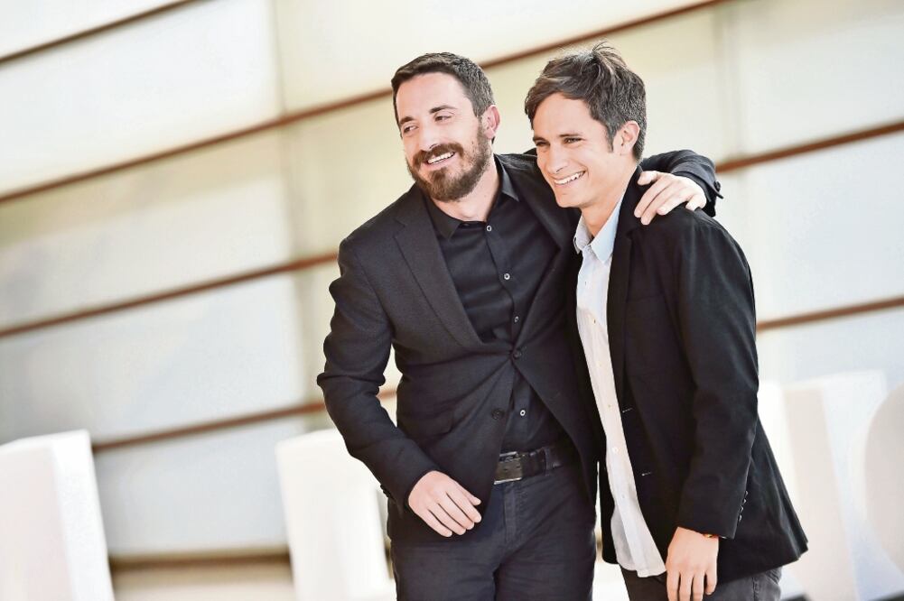 El actor mexicano acudió con el director chileno Pablo Larraín para mostrar su película Neruda (ALVARO BARRIENTOS. AP)