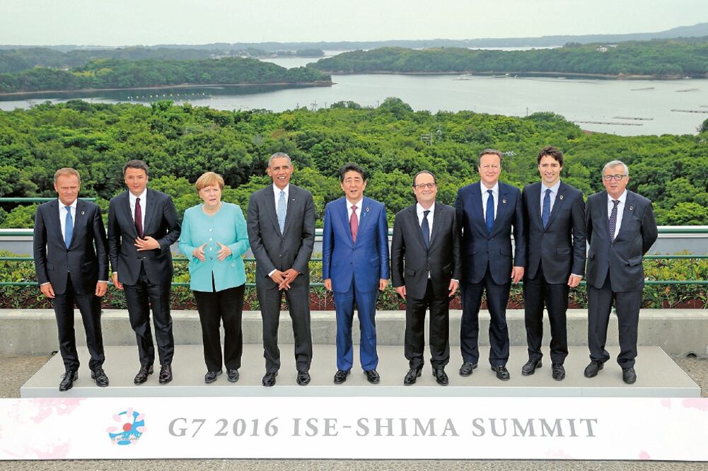 Los participantes en la cumbre del G7, en la foto oficial, tomada ayer, en la provincia japonesa de Ise-Shima (REUTERS)