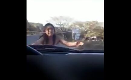 Mujer desnuda suplica auxilio en carretera Panamericana