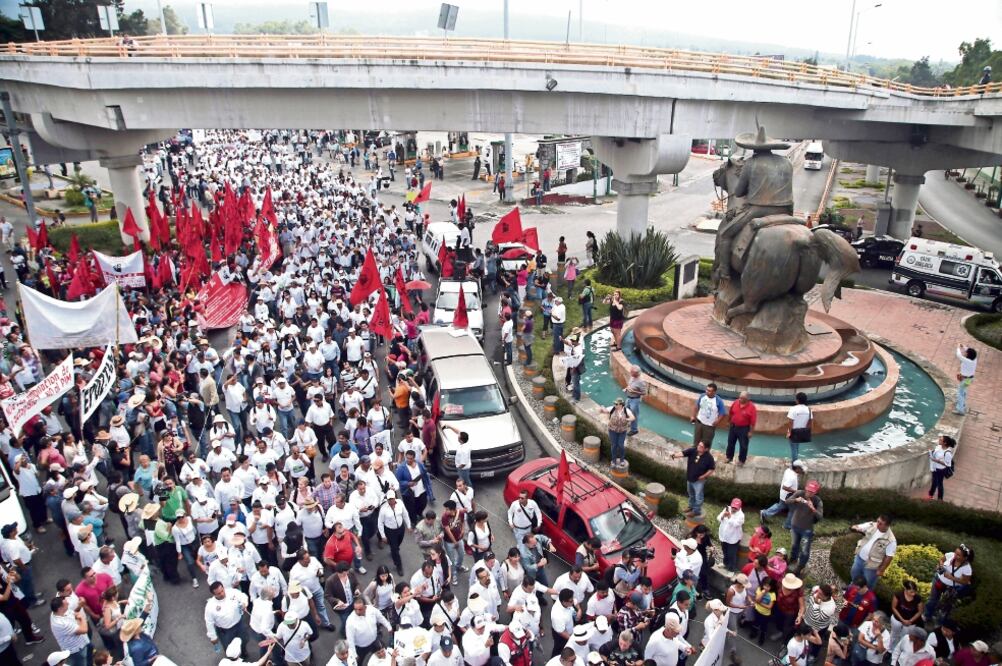 A la marcha que fue convocada por el rector de la UAEM, Alejandro Vera, asistieron estudiantes, catedráticos y administrativos de la universidad, maestros adheridos a la CNTE, sindicatos de los tres poderes y organizaciones civiles (MARGARITO PÉREZ)