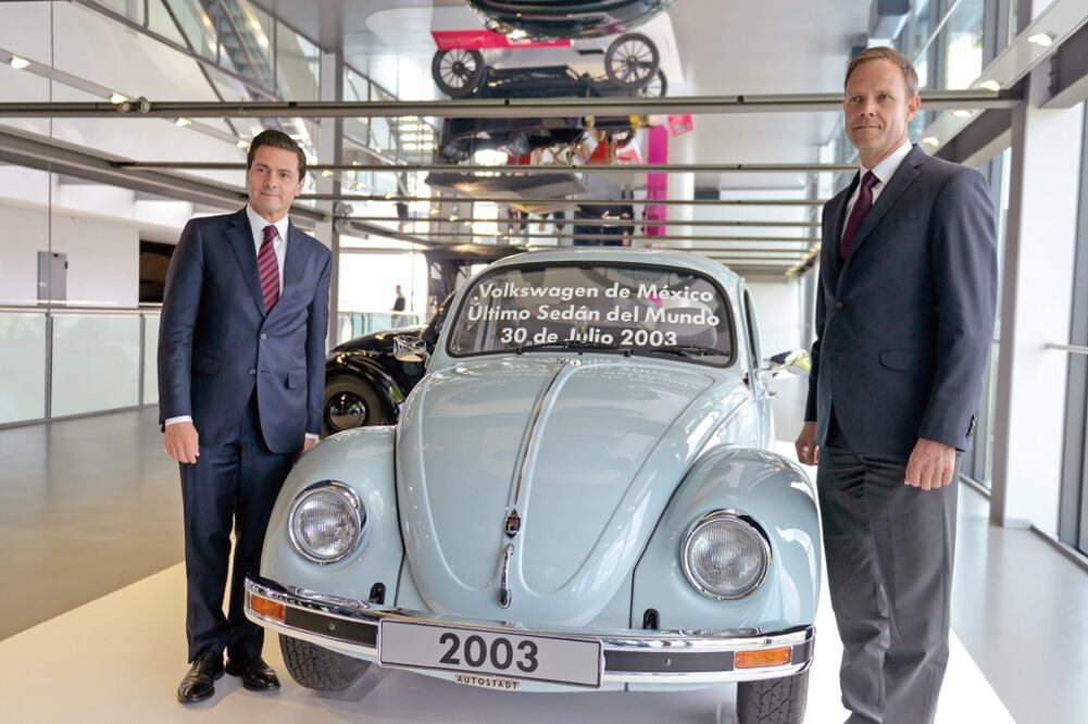 El presidente Enrique Peña Nieto realizó un recorrido por la Planta de Volkswagen, en el marco de la gira de trabajo que el Primer Mandatario realiza por este país. Foto: PRESIDENCIA