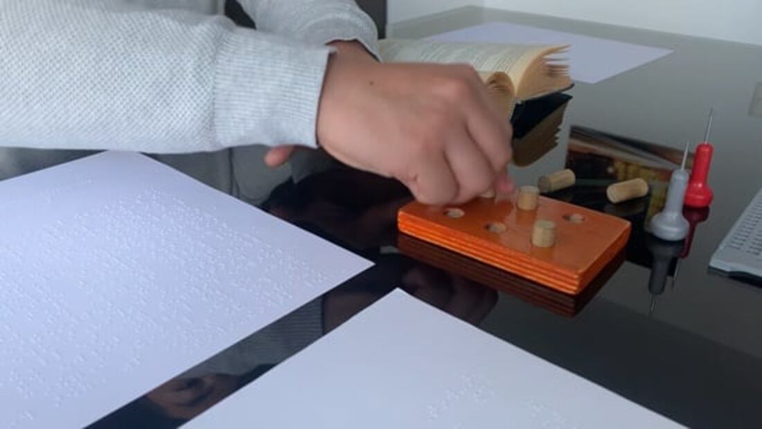 Los ojos de Joan, el arte de enseñar a escribir Braille en TikTok