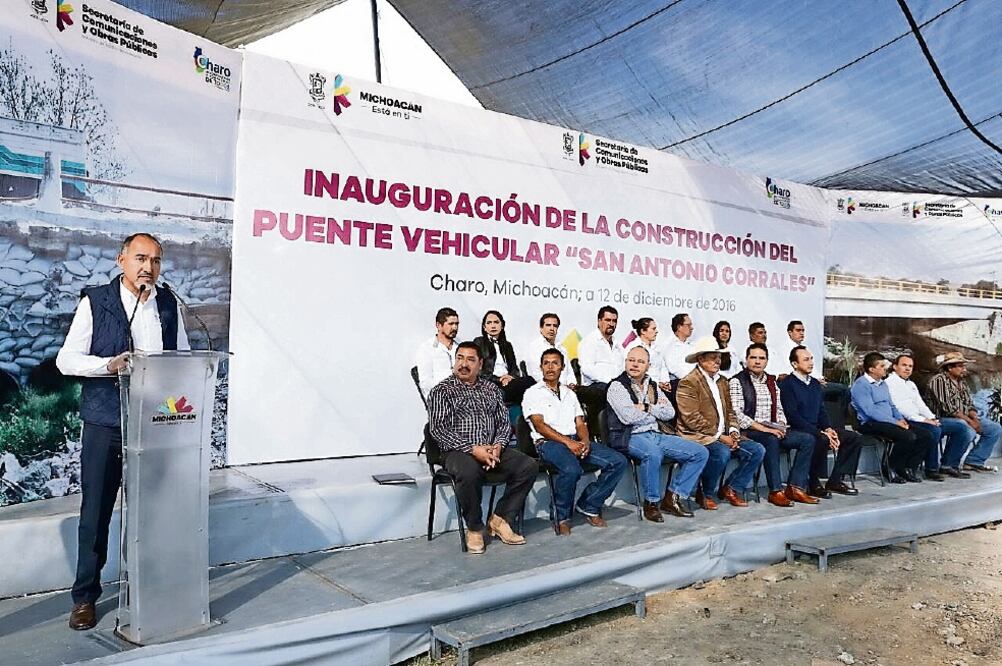 El gobernador Silvano Aureoles inauguró el puente vehicular San Antonio Cor ra les, en el municipio de Charo, en el que se invirtieron más de 9 millones de pesos (ARCHIVO EL UNIVERSAL)