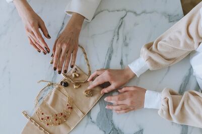 Ideas de los expertos para organizar tus anillos, aretes y pulseras