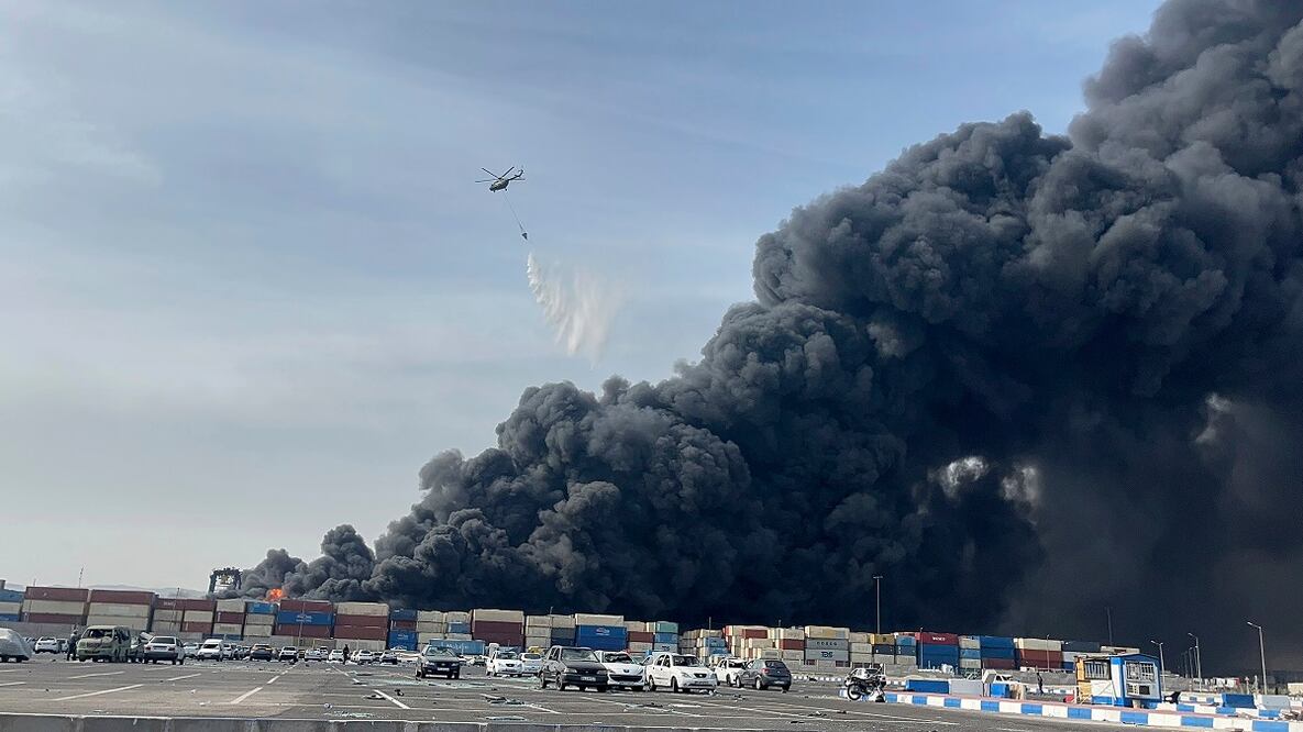 Un helicóptero arroja agua sobre el incendio tras una gran explosión que sacudió un puerto cerca de la ciudad portuaria sureña de Bandar Abbas, Irán, el sábado 26 de abril de 2025. Foto: AP