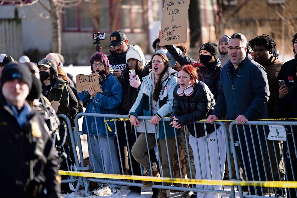 Habitantes protestan contra agentes de la Policía de Minneapolis que controlaban el perímetro tras un tiroteo perpetrado por un oficial de ICE. Foto: AFP
