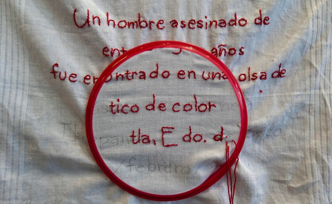 Vista de un pañuelo bordado con letras rojas en Tucson, Arizona (EU). Residentes de Tucson se reunieron hoy para bordar pañuelos con hilos de color rojo (Foto: EFE)