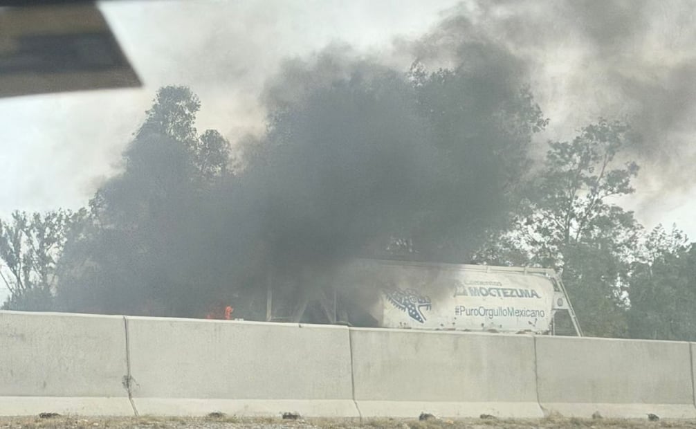 Quema de pipa en la carretera Querétaro, altura de Pedro Escobedo. Foto: Edlin Cabrera / EL UNIVERSAL