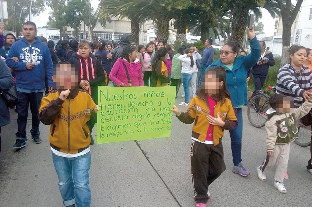 Más de 150 padres de familia y alumnos se concentraron en la iglesia de El Cerrito y marcharon hasta la presidencia municipal. (JUAN MANUEL BARRERA. EL UNIVERSAL)