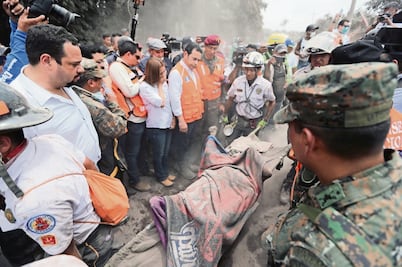 Guatemala, la desesperada búsqueda de las víctimas bajo las cenizas