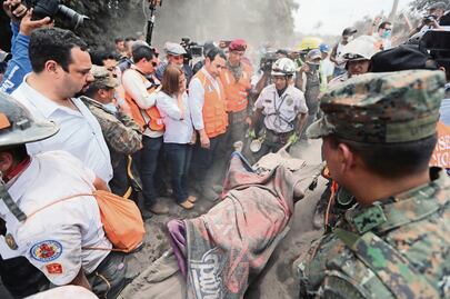 Guatemala, la desesperada búsqueda de las víctimas bajo las cenizas