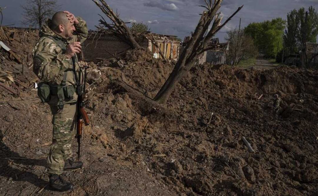 Un militar ucraniano inspecciona un lugar tras un ataque aéreo de fuerzas rusas en Bahmut. Foto: AP