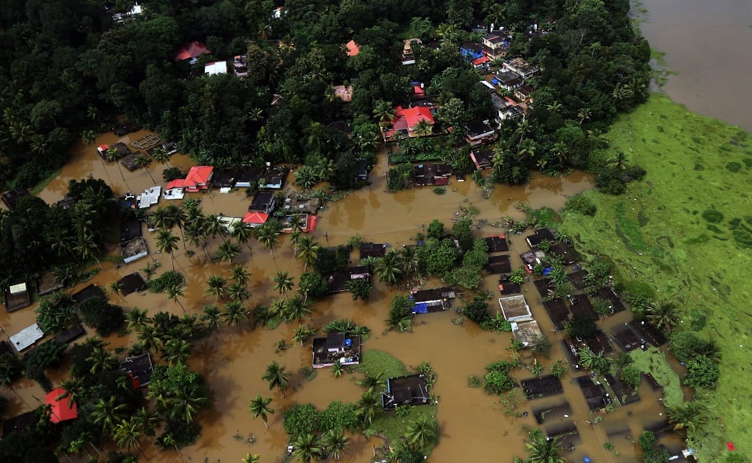 An aerial view shows partially submerged houses at a flooded area in the southern state of Kerala, India - Photo: Sivaram/REUTERS