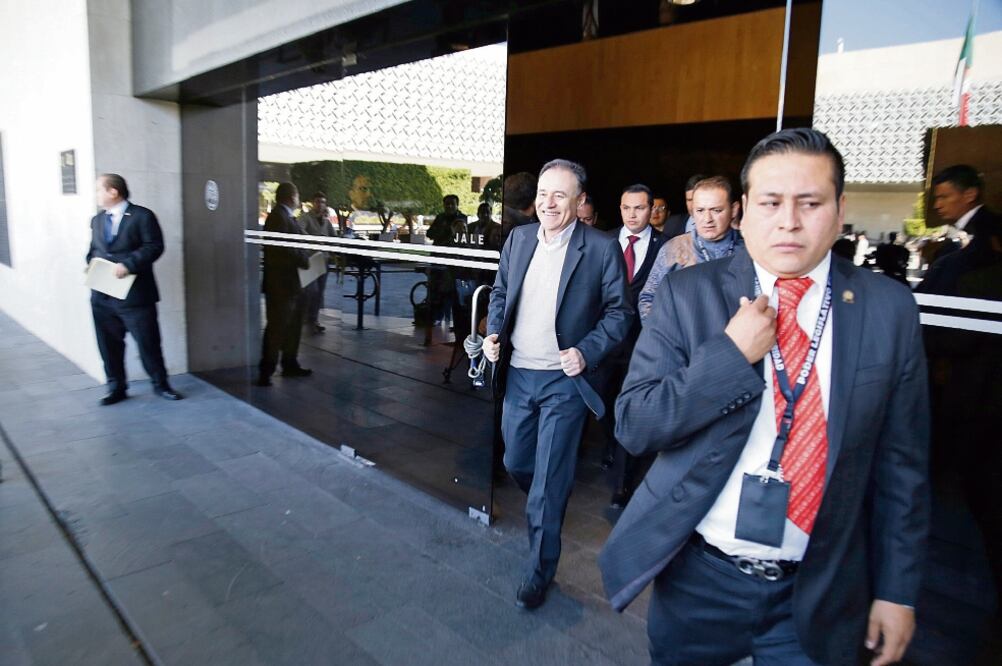 Alfonso Durazo, secretario de Seguridad y Protección Ciudadana (izq.), confía que la Guardia Nacional se aprobará en breve en el Congreso. (AGUSTÍN SALINAS. EL UNIVERSAL)