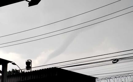 FOTOS: Reportan formación de "cola de agua" en Toluca; dejó granizo y vientos que se llevaron árboles y techos