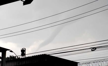 FOTOS: Reportan formación de "cola de agua" en Toluca; dejó granizo y vientos que se llevaron árboles y techos