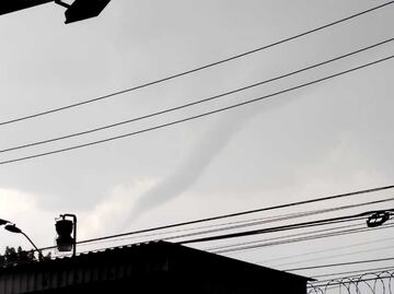 FOTOS: Reportan formación de "cola de agua" en Toluca; dejó granizo y vientos que se llevaron árboles y techos