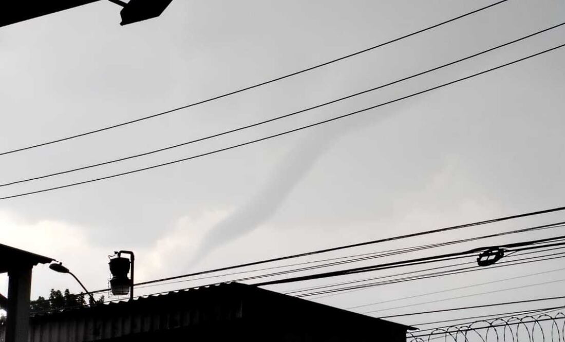 Fue cerca de las 15:00 horas cuando una fuerte lluvia se registró en la capital mexiquense, que fue incrementando de nivel hasta llegar a dicha formación. Foto: Jorge Alvarado. EL UNIVERSAL