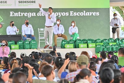 Reciben estudiantes de La Huasteca, en San Luis Potosí, paquetes escolares y zapatos