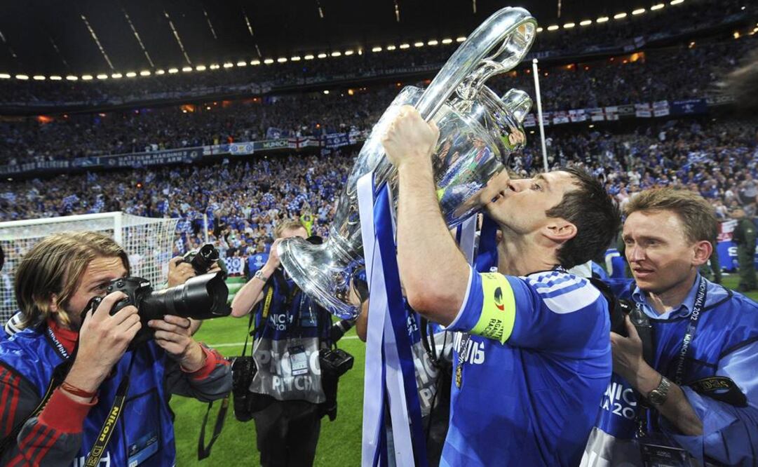 Lampard besando la "Orejona" que consiguió en 2012 con los 'Blues'. (Foto: EFE)
