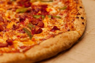 "¿Y el relleno, apá?": Hombre demanda a Taco Bell por una pizza que no le gustó