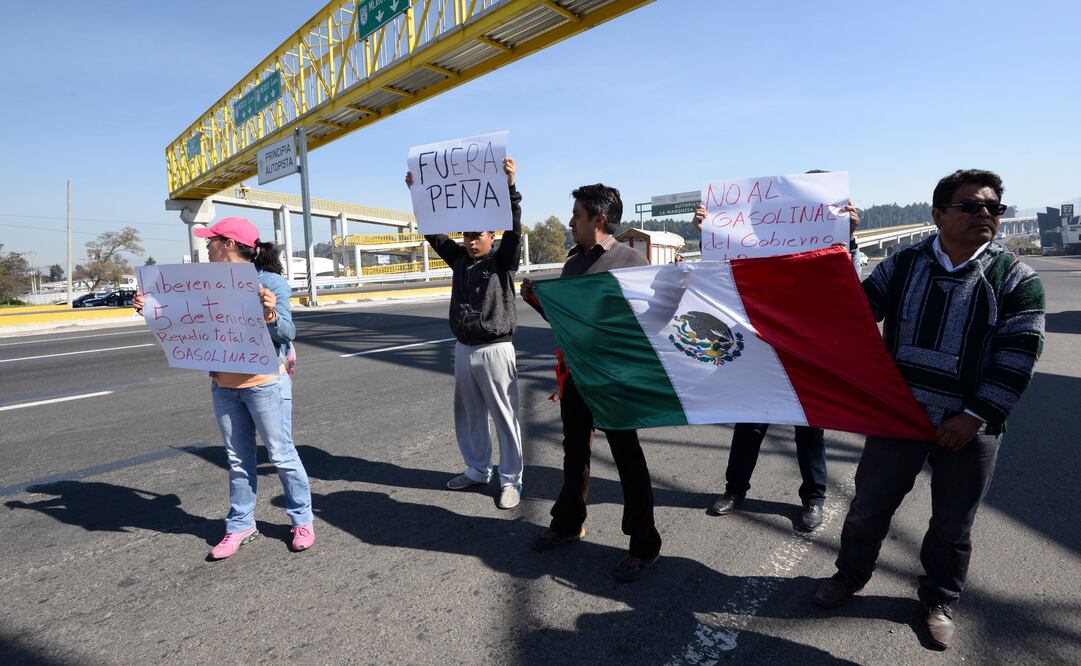 Alrededor de 20 personas se manifestaron en la carretera Toluca-México, a la altrua de Ocoyoacac, en contra del gasolinazo; además, exigieron la liberación de cinco detenidos ayer después del bloqueo registrado en ese mismo lugar. (Foto: Cuartoscuro)