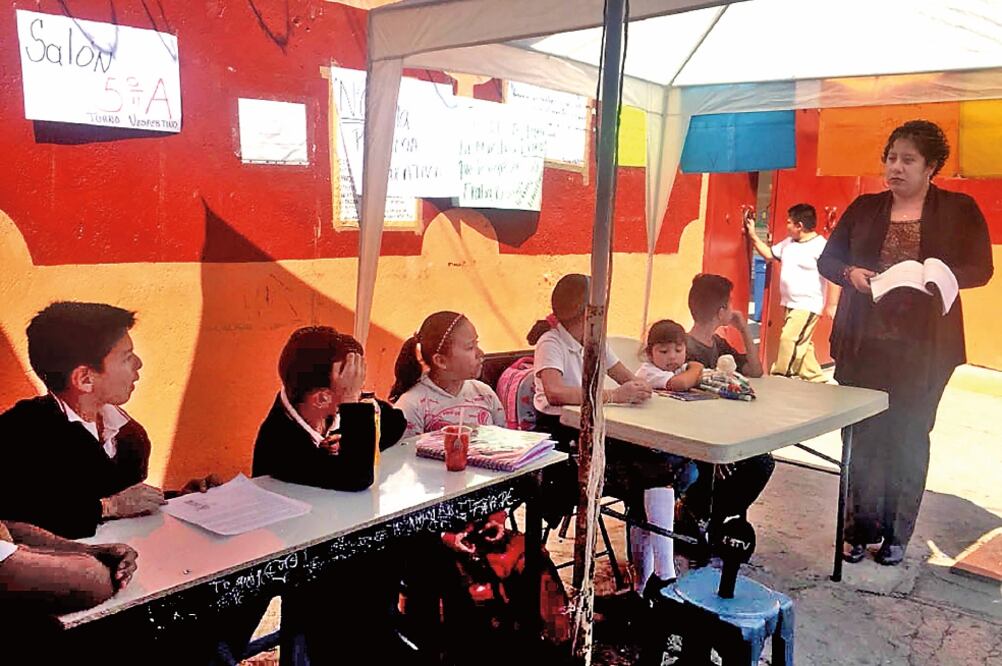 Vecinos darán a conocer el despido de la profesora Érika Núñez y marcharán a la escuela, en donde la docente da clase en la banqueta (ESPECIAL)