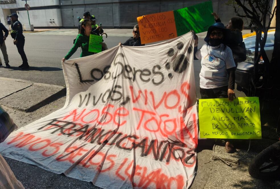 El grupo de personas se manifestó frente a las instalaciones de EL UNIVERSAL  en contra de la violencia a los animales. Foto: Nataly Romero