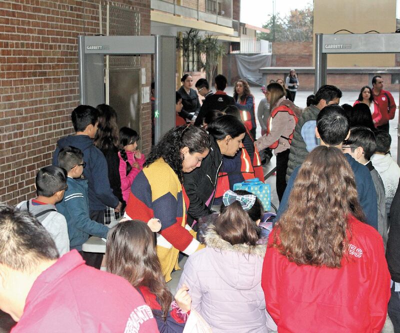 En el retorno a las aulas del Colegio Cervantes , las maestras hurgaron en las mochilas de los estudiantes, quienes se formaron para ser revisados. Foto: FRANCISCO RODRÍGUEZ. EL UNIVERSAL