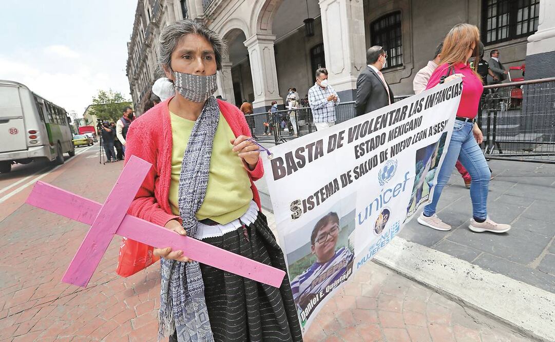 Los familiares protestaron con cruces para exigir atención. Foto: Jorge Alvarado/ EL UNIVERSAL