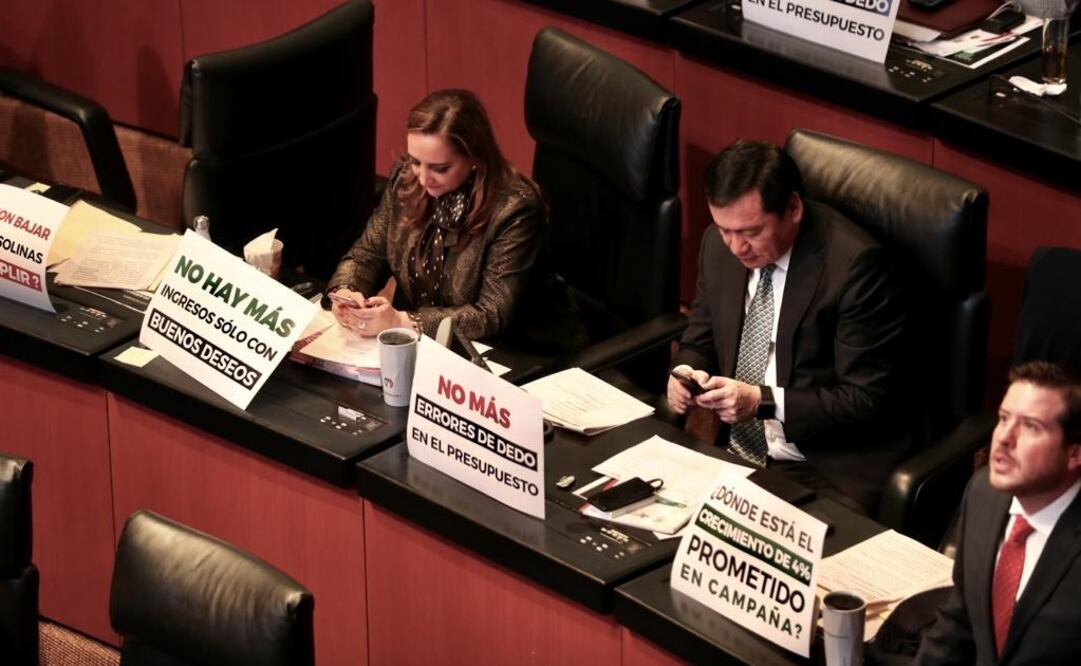 Esta madrugada sigue la sesión en el Senado. Los priístas exponen pancartas desde sus lugares. FOTO: VALENTE ROSAS