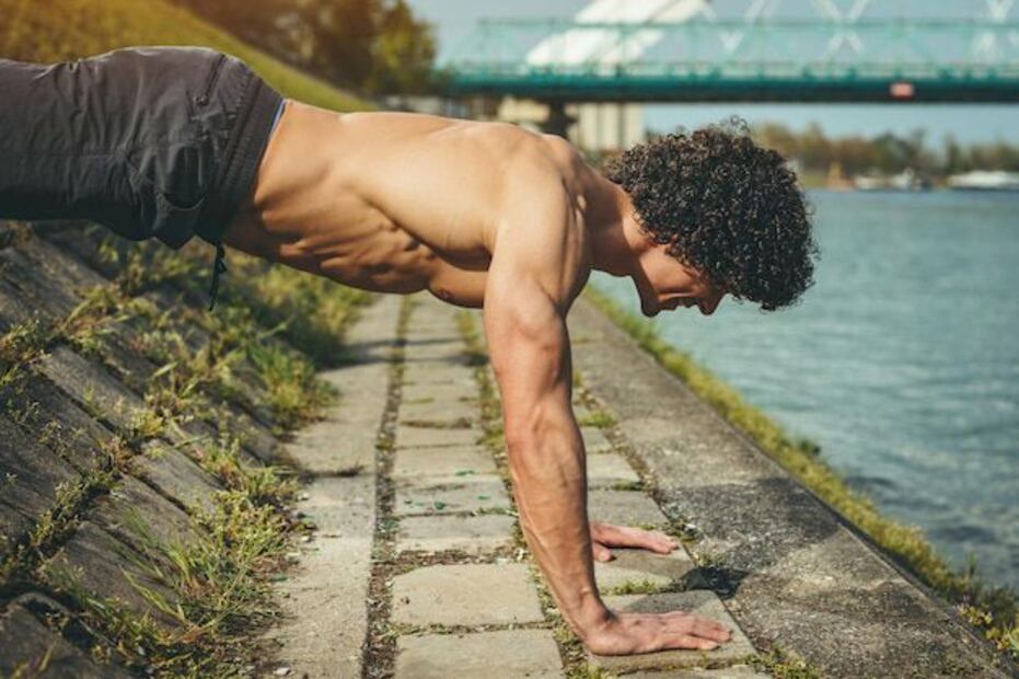 Descubre el método para conservar la masa muscular sin entrenar. Fuente: Freepik.