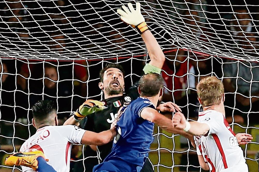 Buffon mantuvo su arco en cero (SEBASTIEN NOGIER. EFE)