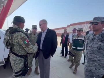 Embajador Ronald Johnson visita frontera con México; saluda a Ejército y Guardia Nacional en operativo espejo