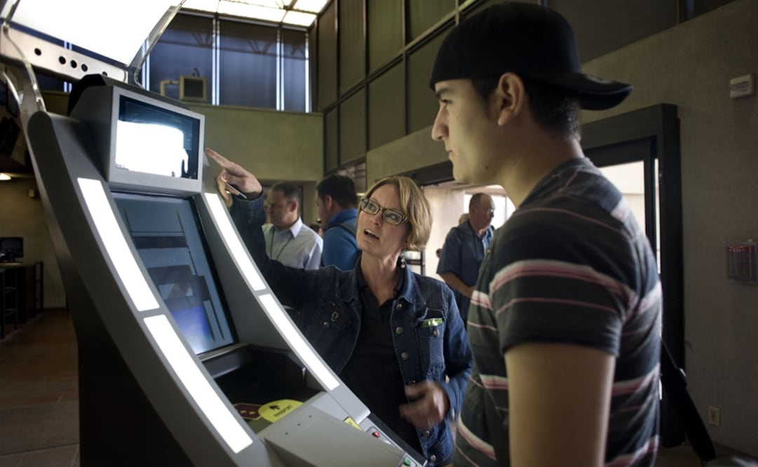 La normativa, anunciada el pasado octubre, permite al DHS recolectar desde hoy los datos biométricos, como las huellas dactilares y aspectos faciales, de los extranjeros en los aeropuertos, puntos terrestres y puertos marítimos cuando abandonen Estados Unidos. Foto EFE