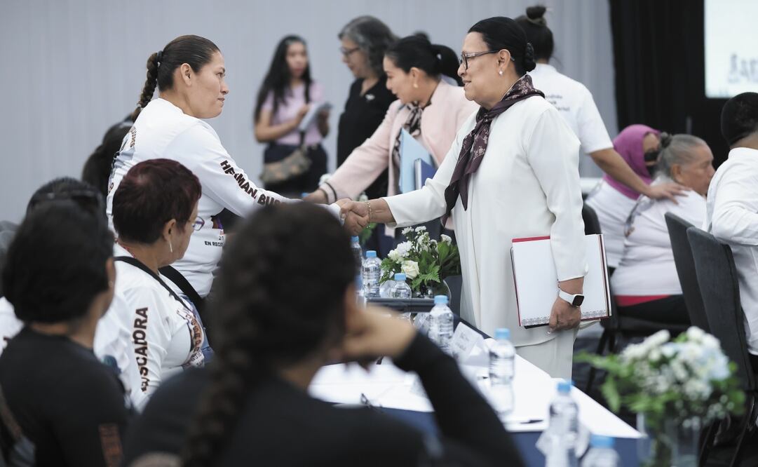 Primer mesa de diálogo entre el colectivo buscadores unidos de Jalisco y la secretaria de gobernación, Rosa Icela Rodríguez en el hotel el ejecutivo. Foto: Fernanda Rojas/ EL UNIVERSAL
