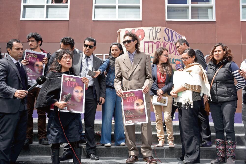 Los padres de la joven Lesvy Berlín se manifestaron en las oficinas del Tribunal Superior de Justicia capitalino. (ALONSO ROMERO. EL UNIVERSAL)