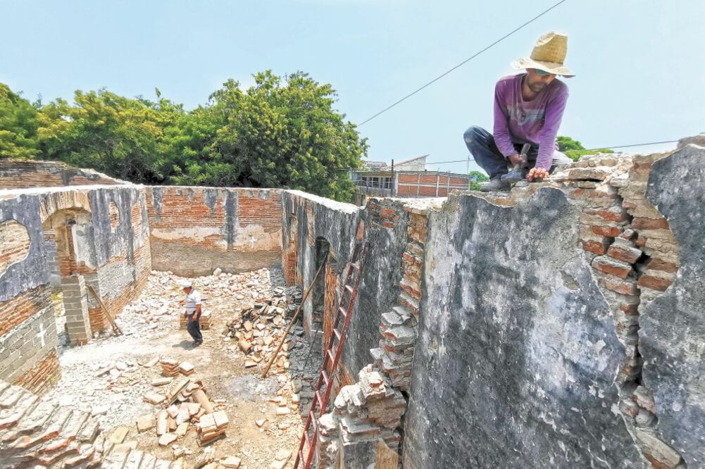 El avance en la reconstrucción de viviendas apenas llega a 30%, asegura el legislador morenista Pável Meléndez. Foto: EDWIN HERNÁNDEZ. EL UNIVERSAL