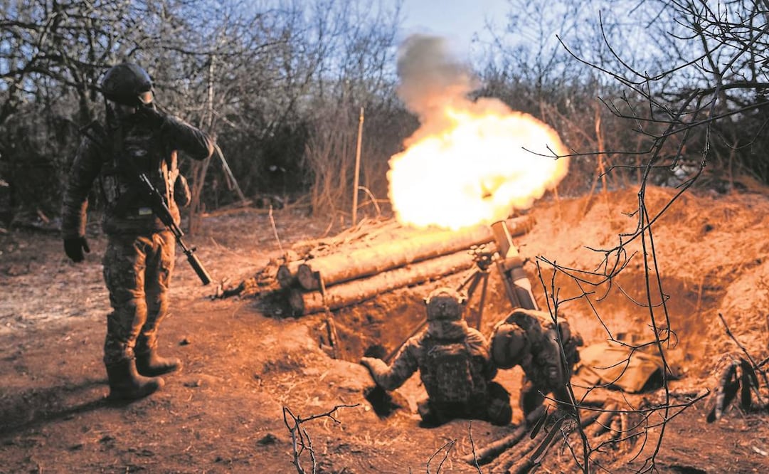 Militares ucranianos disparan con un mortero de fabricación finlandesa hacia posiciones rusas en la línea del frente cerca de Bajmut, región de Donetsk.