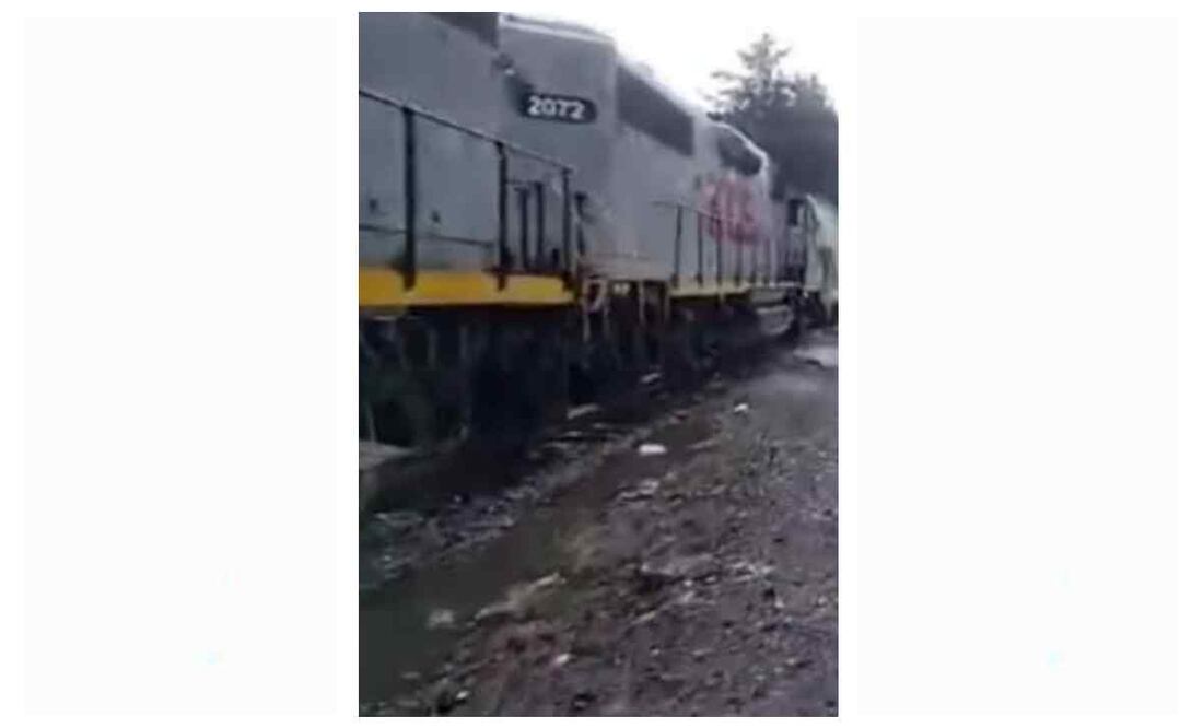 Un bache provocó el descarrilamiento de un vagón del tren de la empresa Kansas City Southern de México. Foto: Especial