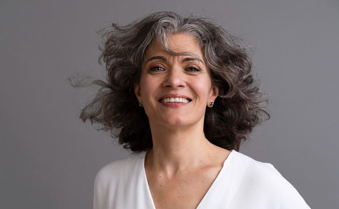 Los rayos UV y la contaminación pueden acelerar el envejecimiento del cabello. Foto: Freepik