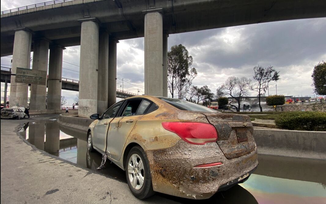 Una pipa de gas volcó y explotó en el bajo Puente de la Concordia en la alcaldía Iztapalapa, el miércoles 10 de septiembre de 2025. Foto: Juan Carlos Williams/EL UNIVERSAL